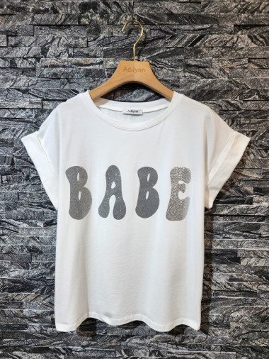 Großhändler Adilynn - Helles T-Shirt mit „Babe“-Print, Rundhalsausschnitt und kurzen Ärmeln mit Bündchen