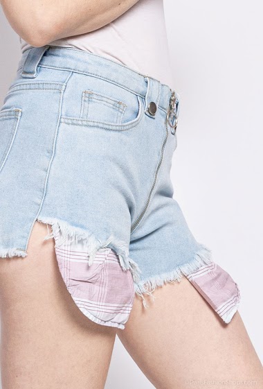 Grossiste Alina - Mini short en jean effiloché