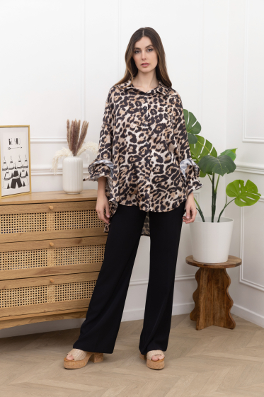 Mayorista Amy&Clo - Camisa con estampado de leopardo y mangas voluminosas.