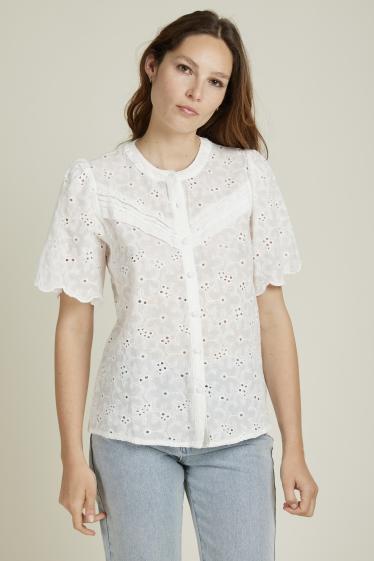 Grossiste Andy & Lucy - Blouse manches courtes a broderie anglaise