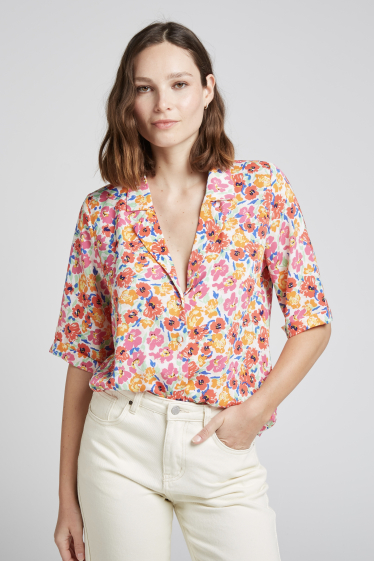 Wholesaler Andy & Lucy - Floral V-neck blouse
