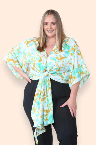 Großhändler ARLEQUINN - Plus-Size-Bluse mit Kimonoärmeln.