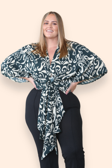 Großhändler ARLEQUINN - Plus-Size-Bluse mit Kimonoärmeln.