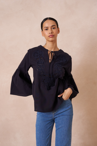 Wholesaler Attentif - Linen blouse with ruffled collar and laces