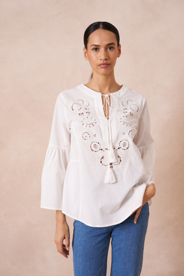 Wholesaler Attentif - Linen blouse with ruffled collar and laces