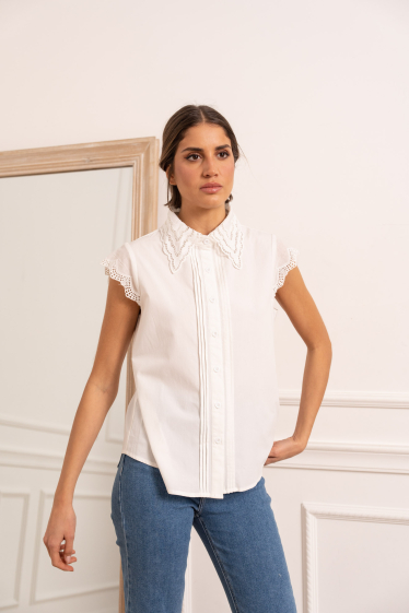 Wholesaler Attentif - Plain cotton shirt with lace collar and short sleeves