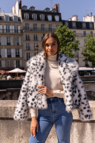 Grossiste Attentif - Manteau court fourrure synthétique imprimé dalmatien