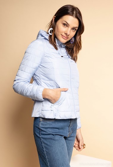 Großhändler Attrait Paris - Wattierte Jacke mit abnehmbarer Kapuze, geschichteter Rückseite