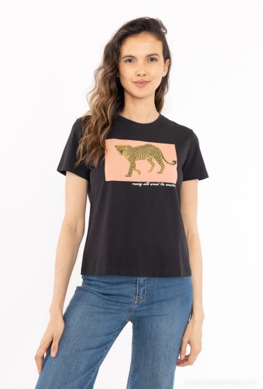 Wholesaler Attrait Paris - T-shirt with leopard illustration on a pink background