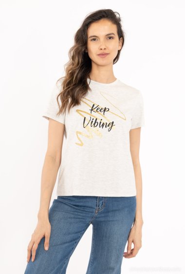 Großhändler Attrait Paris - T-Shirt mit „Keep vibing“-Aufschrift und goldenem Glitzer
