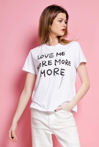 Großhändler Attrait Paris - Baumwoll-T-Shirt mit der Aufschrift „Love me more more more“.