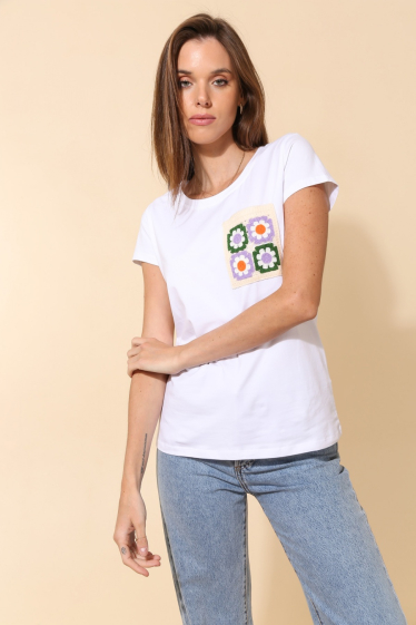 Grossiste Attrait Paris - T-shirt en coton avec poche poitrine macramé fleuris