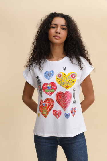 Grossiste Attrait Paris - T-shirt en coton imprimé avec visuel relief cœur sur la main