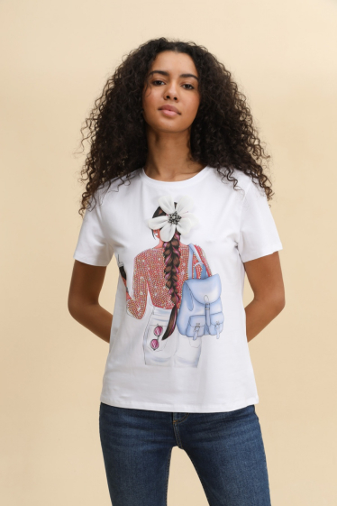 Grossiste Attrait Paris - T-shirt en coton imprimé avec visuel relief Femme tresses marguerite