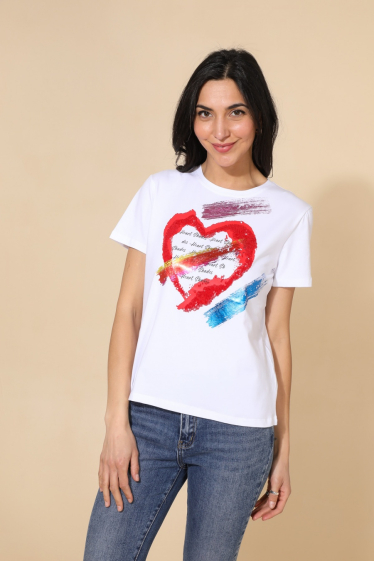 Großhändler Attrait Paris - Baumwoll-T-Shirt mit Herzmalerei-Textdruck