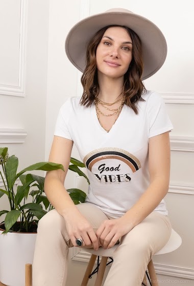 Grossiste Attrait Paris - T-shirt imprimé avec arc-en-ciel métallisé et inscription « Good vibes »