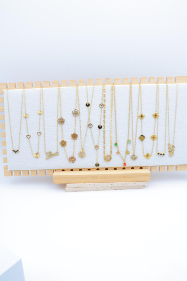 Wholesaler Beli & Jolie - Set of 12 stainless steel necklaces with display