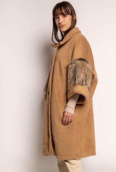 Grossiste Bellavie - Manteau avec manches en fourrure