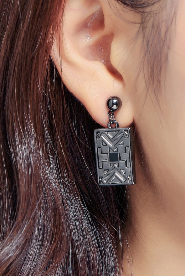 Großhändler BELLE MISS - Ohrring aus mattem Metall mit geometrischem Muster