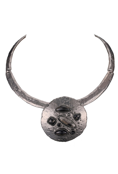 Großhändler BELLE MISS - Halbstarre Halskette aus mattgrauem Metall mit schwarzem Harz
