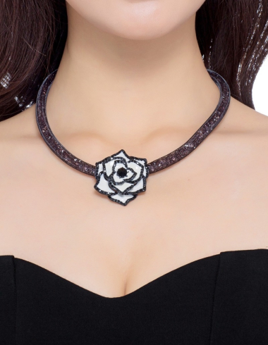 Grossiste BELLE MISS - collier tube avec cristal noir et fleur émaillé blanc