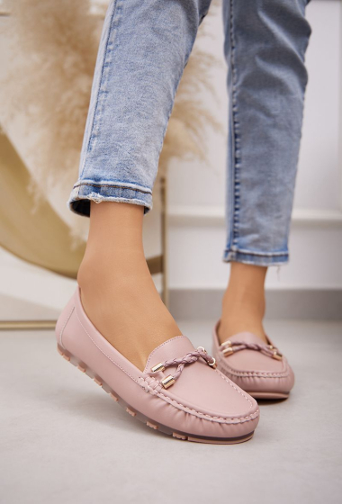 Wholesaler Belle Women - Comfortable moccasin with braided buckle.