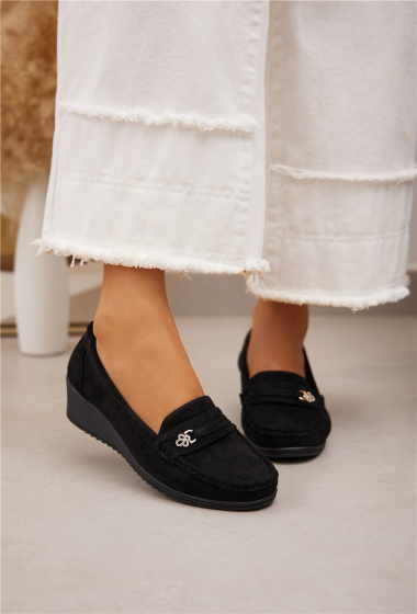 Wholesaler Belle Women - Comfort suede platform loafers with a buckle and decorative pin