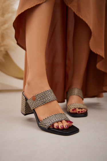 Großhändler Belle Women - Sandale mit quadratischem Absatz und doppeltem Riemen aus gestreiftem, gemustertem Stroh