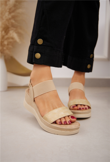Großhändler Belle Women - Bequeme Sandale mit glänzendem Riemen und elastischem Riemen