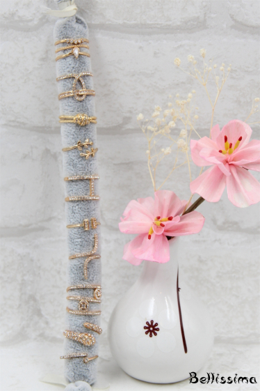 Grossiste Bellissima - Bague ajustable orné de strass en lot de 10 pièces avec présentoir