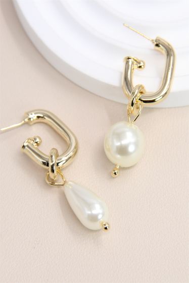 Wholesaler Bellissima - Asymmetrical hypoallergenic lustrous pearl earring.