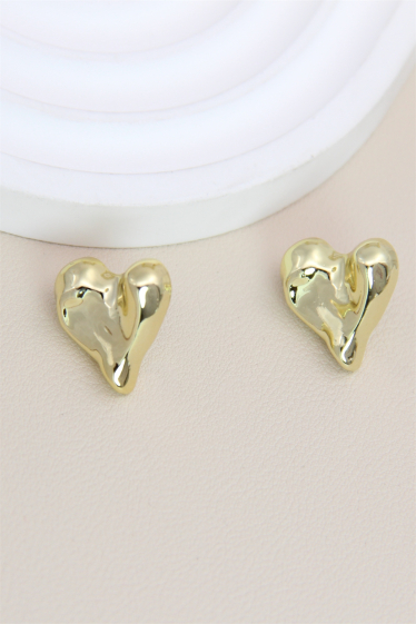 Wholesaler Bellissima - Shiny effect resin heart earring in stainless steel