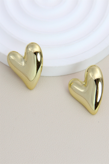 Wholesaler Bellissima - Curved resin heart earring in stainless steel.
