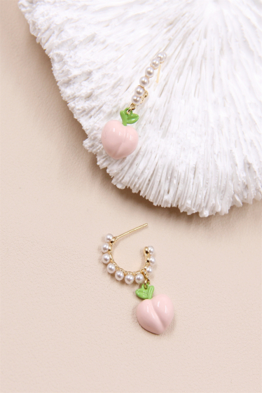 Mayorista Bellissima - Pendiente criollo adornado con una brillante perla melocotón hipoalergénica