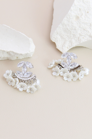 Wholesaler Bellissima - Crystal earring decorated with small hypoallergenic flowers