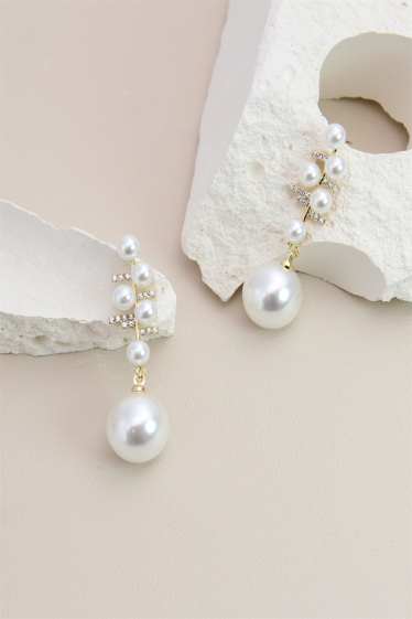Mayorista Bellissima - Pendiente con diseño de perlas y decorado con pedrería hipoalergénica.