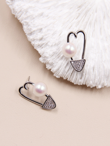 Wholesaler Bellissima - Pin earring adorned with a hypoallergenic lustrous pearl