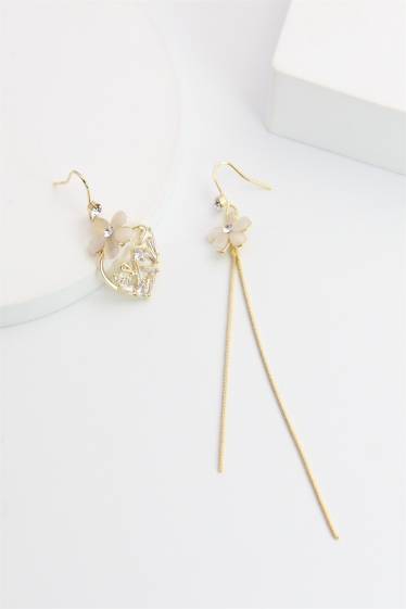Wholesaler Bellissima - Asymmetrical flower earring decorated with hypoallergenic heart