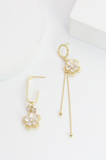 Wholesaler Bellissima - Asymmetrical flower earring adorned with hypoallergenic crystal