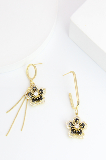 Wholesaler Bellissima - Asymmetrical flower earring decorated with hypoallergenic pearl