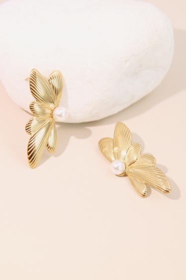 Grossiste Bellissima - Boucle d'oreille fleur ornée de perle en acier inoxydable