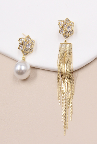 Wholesaler Bellissima - Asymmetrical pearl flower earring in 925 silver stem