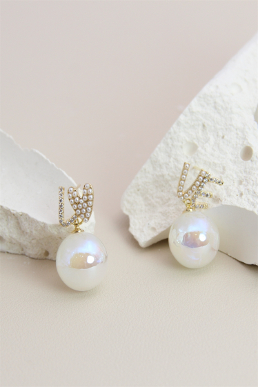 Mayorista Bellissima - Pendiente LOVE asimétrico decorado con perla hipoalergénica