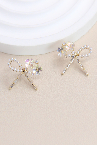 Wholesaler Bellissima - Bow tie earring decorated with hypoallergenic flower