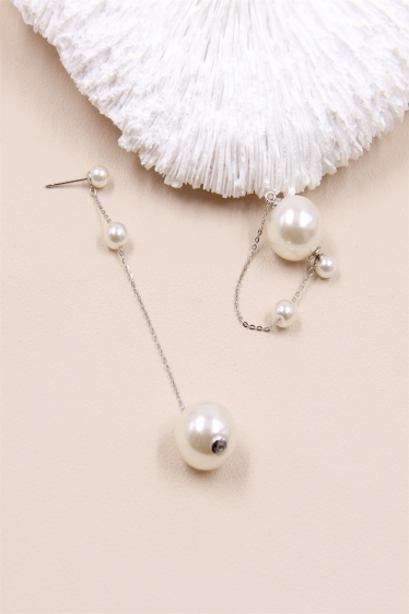 Großhändler Bellissima - Glänzender Perlenohrring, verziert mit einer Edelstahlkette