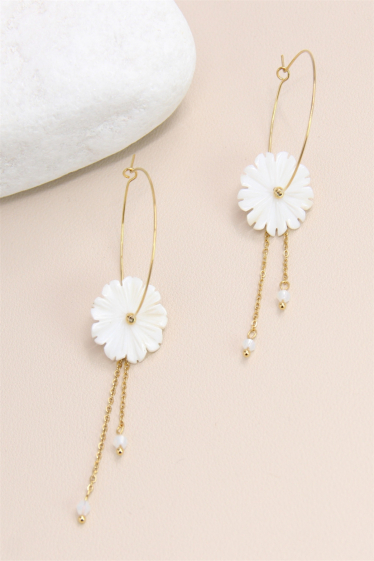 Wholesaler Bellissima - Stainless steel hoop earrings decorated with a lustrous pearl flower