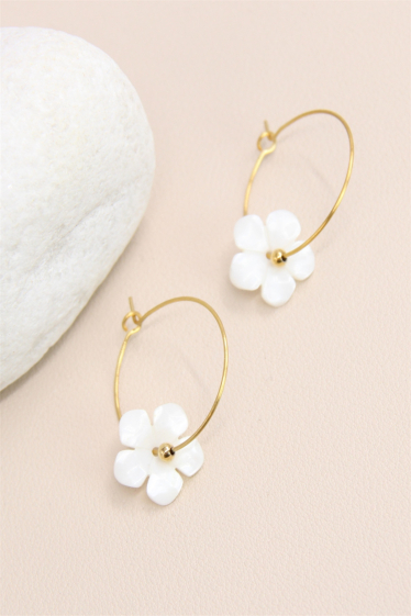 Wholesaler Bellissima - Stainless steel hoop earrings decorated with pearly flower