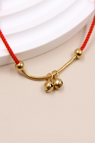 Grossiste Bellissima - Bracelet corde rouge tressée orné de 2 perles dorés  en acier inoxydable