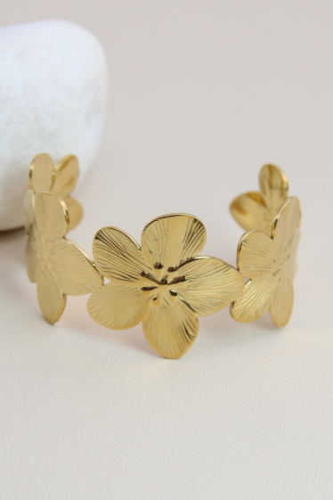 Wholesaler Bellissima - Adjustable flower bangle bracelet in stainless steel