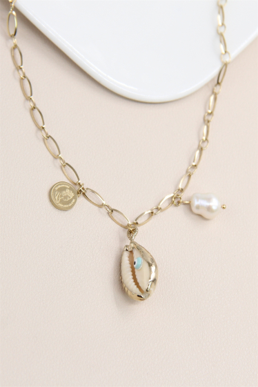 Großhändler Bellissima - Charm-Halskette mit Kauri-Muscheln aus Edelstahl verziert